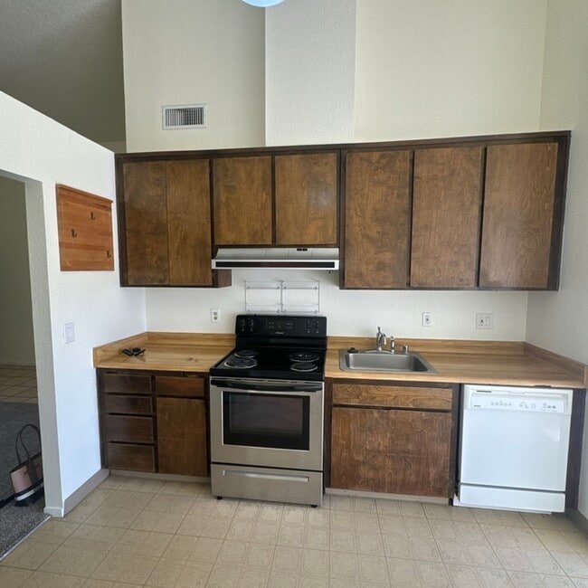 Building Photo - 9362 Mira Del Rio Dr