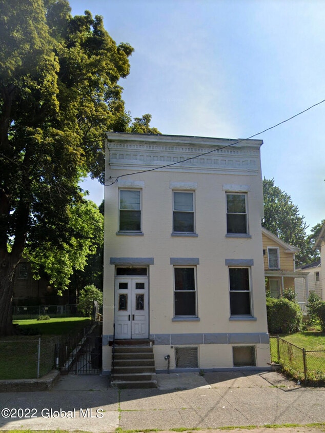 Primary Photo - 447 Clinton Ave
