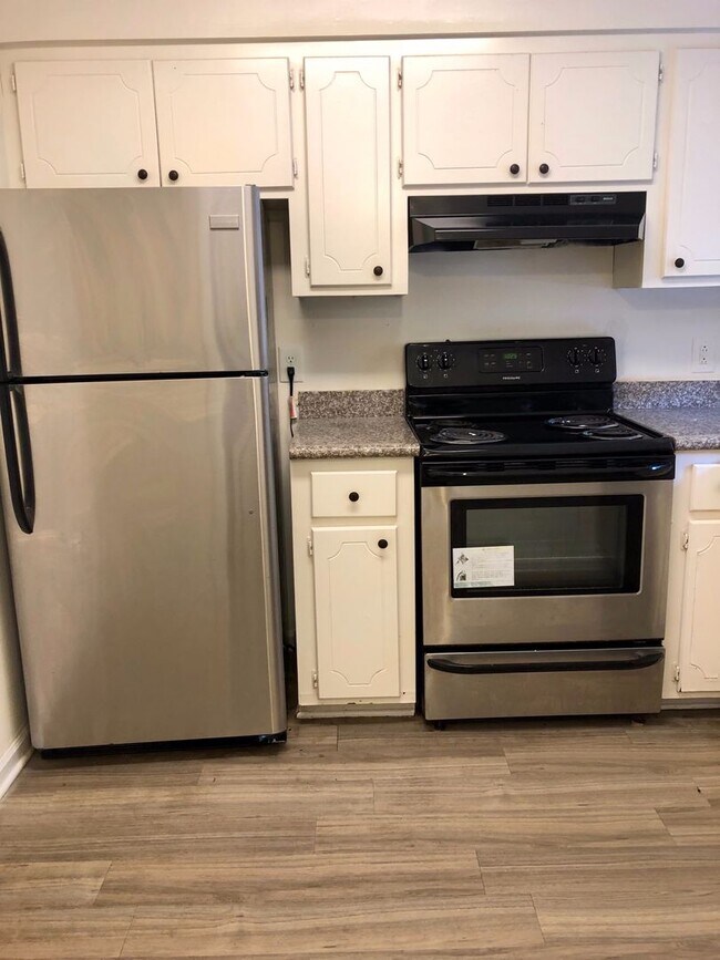 Building Photo - Newly Renovated Apartment at Village Green