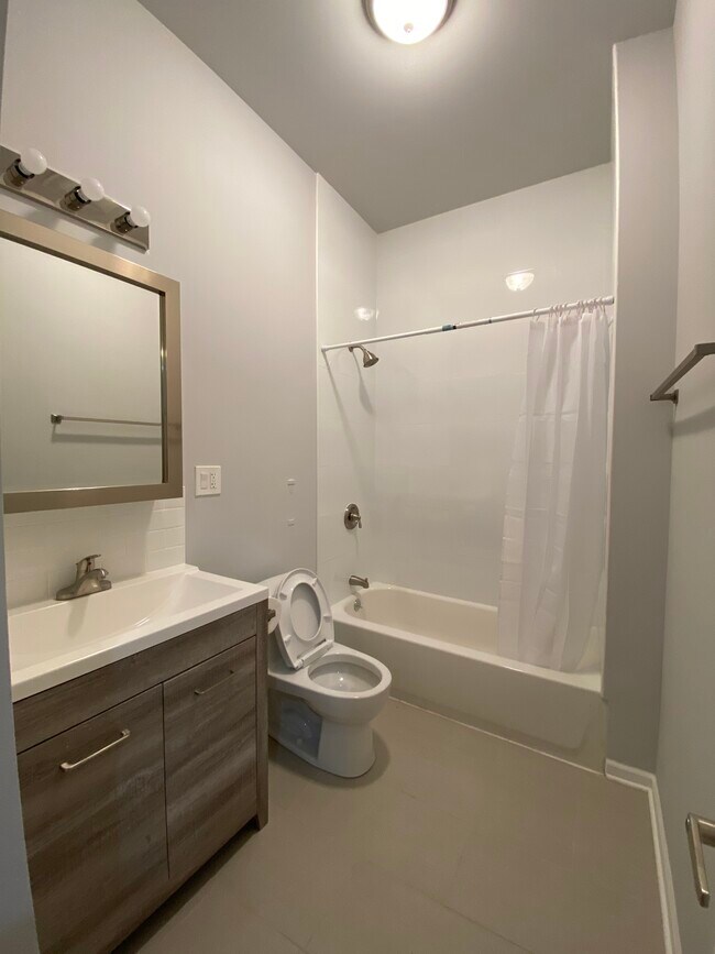 Foto del edificio - 2893 S Archer Ave