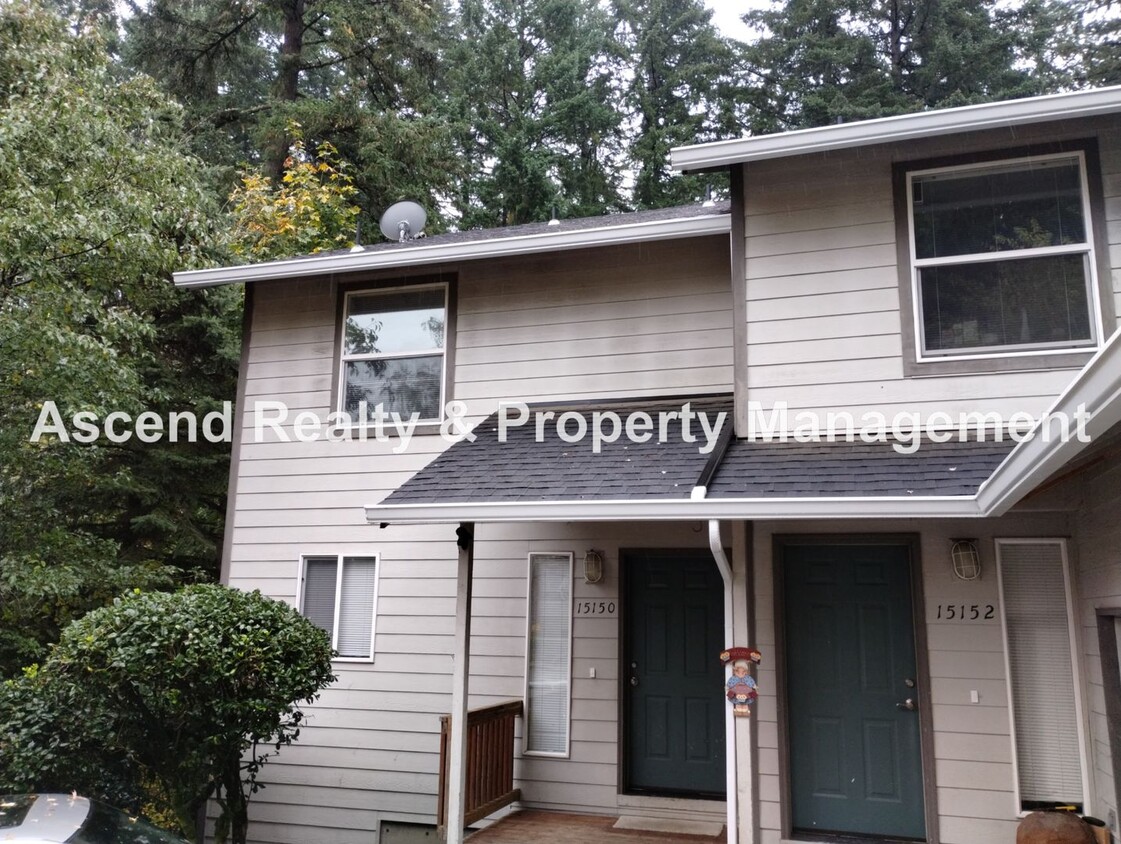 Primary Photo - Beautifully Updated 2 Level Duplex with De...