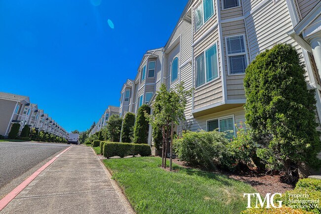 Foto del edificio - Beautiful 3 Bed 3.5 Bath Townhome in Walnu...