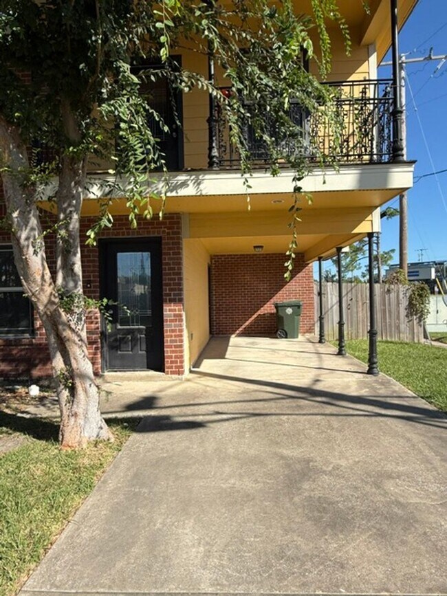 Foto del edificio - Updated 2-Bed Townhouse Steps from McNeese...