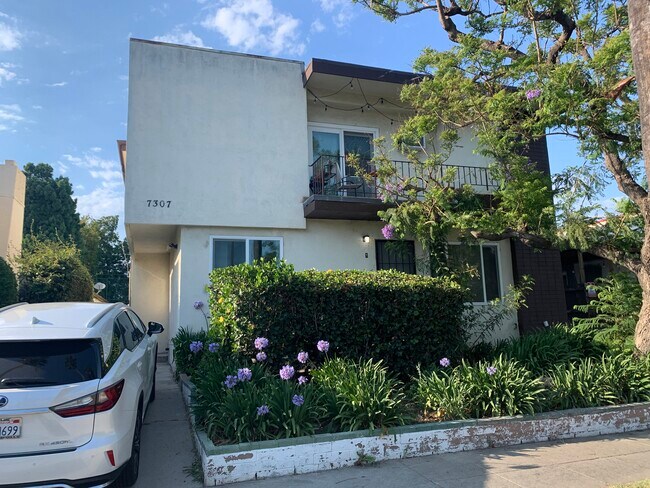 Foto del edificio - 7307 Willoughby Ave