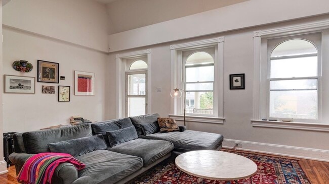 Foto del edificio - 7106 Maple Ave