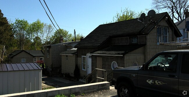 Building Photo - 192 E Montauk Hwy