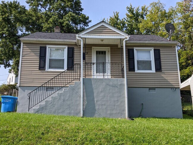 Building Photo - 423 Highland Ave SE