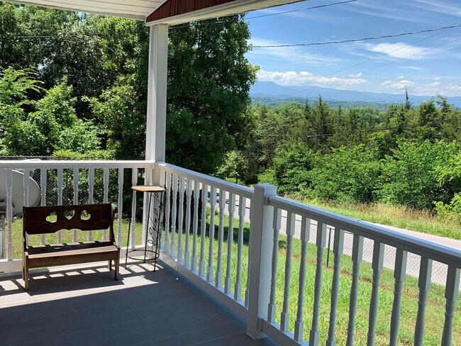 Foto del edificio - Welcome to this  4-bedroom, 2-bathroom home located in the picturesque Sevierville, TN.