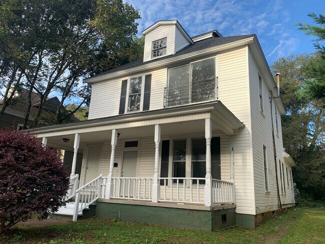 Building Photo - 816 Maple Ave SW