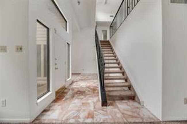 Building Photo - Spacious Plano Home with Swimming Pool!  A must see!