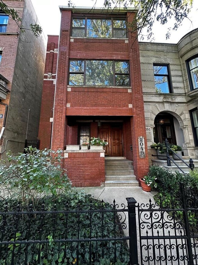 Building Photo - 2049 W Evergreen Ave