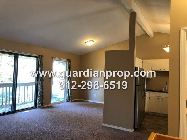 Foto del edificio - End Unit Townhouse Available August 1, Vau...