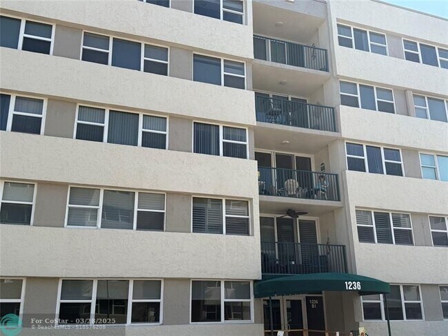 Building Photo - 1236 Hillsboro Mile