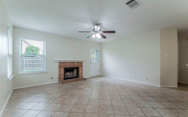Foto del edificio - 14912 Big Falls Dr