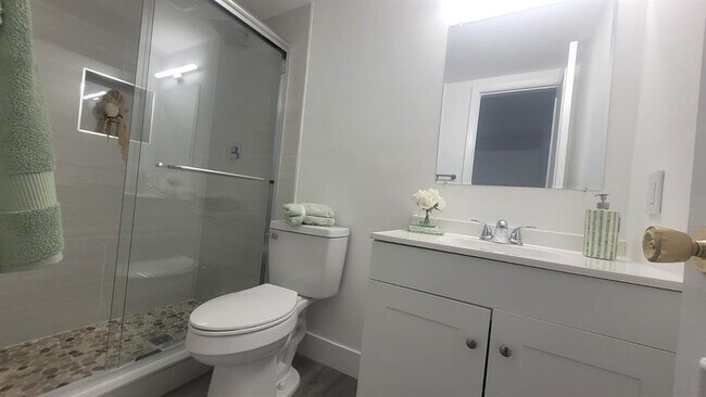 Foto del edificio - 1100 Pine Dr