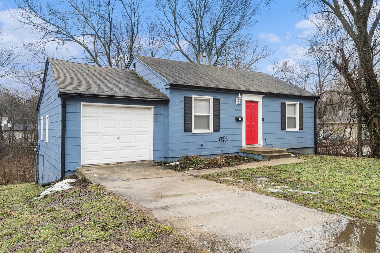 Primary Photo - WOW! 4 BR, 1 BA: Move-In Ready!