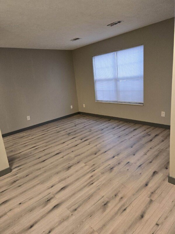 Foto del edificio - 573 Irving Wick Dr E