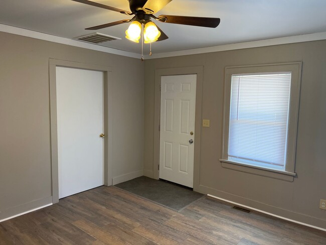 Building Photo - Remodeled! 3 Bedroom, 1 Bath, $895!!