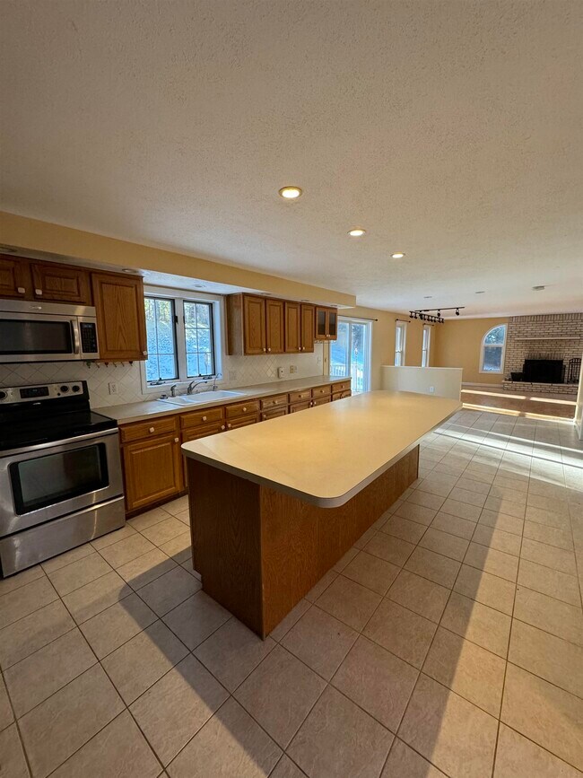 Building Photo - 6 White Oak Ln