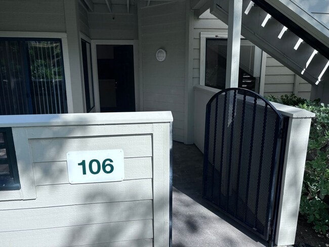 Foto del edificio - $1900.00-Remodeled 2 Bed 2 Bath, Condo in Glen Cove,(Vallejo) - Downstairs Unit
