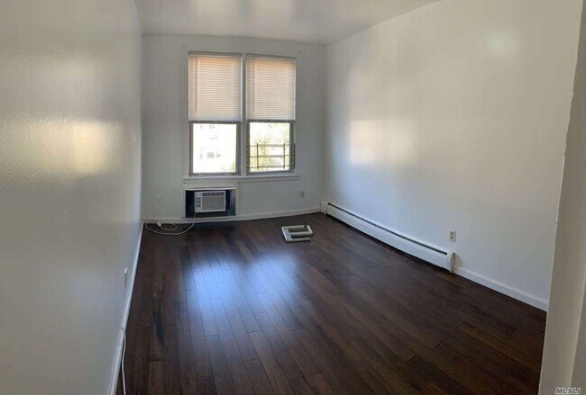 Building Photo - 134-11 Dahlia Ave