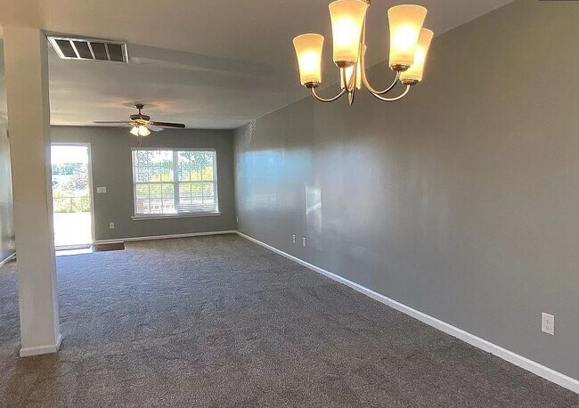 Building Photo - 521 Lone Rider Path