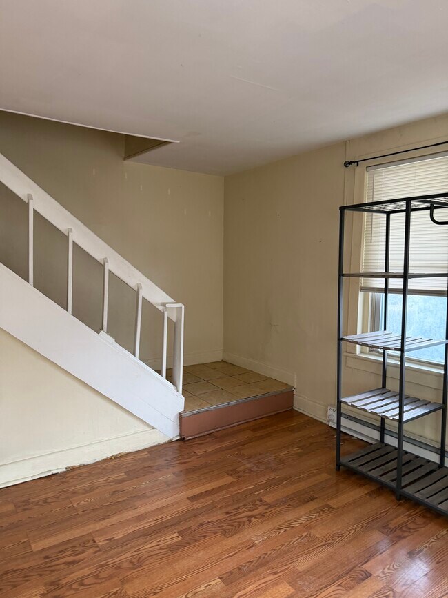 Escaleras que conducen a los dormitorios. - 5137 Main St
