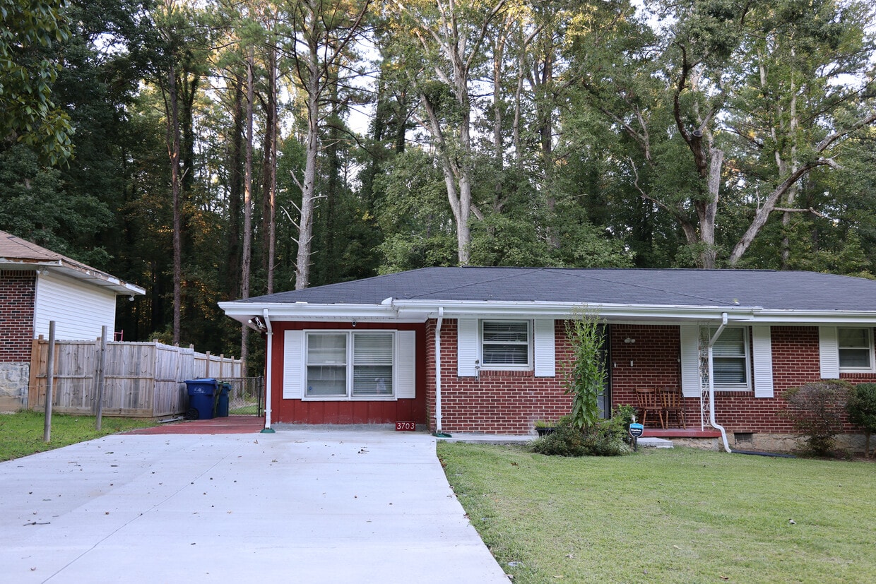 Photo - 3703 Hill Acres Rd SW (Atlanta, GA)
