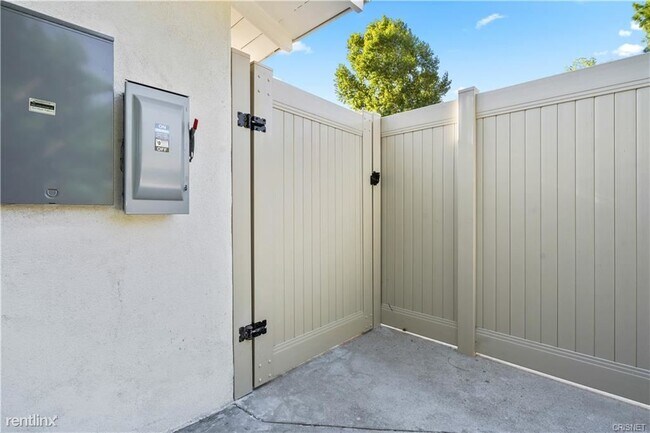 Foto del edificio - 3 br, 2 bath House - 8653 Balcom Avenue