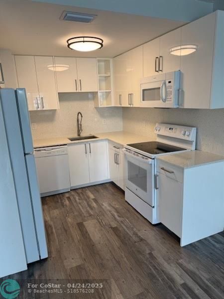 Foto del edificio - 751 Pine Dr