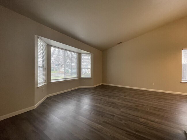 Building Photo - 13 Capshaw Ct