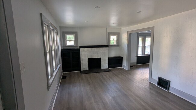 Building Photo - Welcome to this newly renovated gem locate...