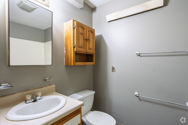 1BR, 1BA - 650SF - Bathroom - Praireview Manor