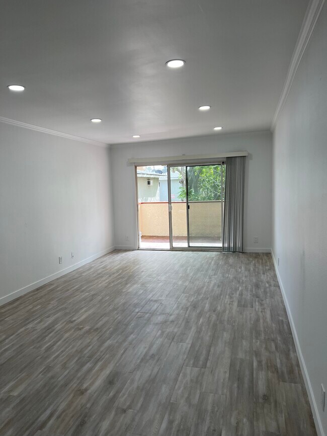 Building Photo - 21000 Parthenia St