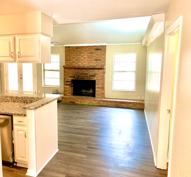 Building Photo - 421 Pinehurst Dr