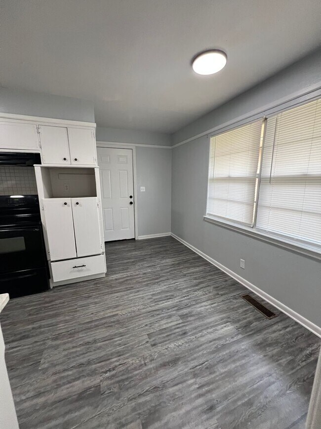 Building Photo - Must see 3 bed, 2 bath home near Downtown ...