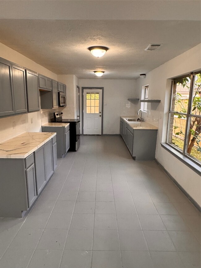 Building Photo - 604 Briarclift Ln