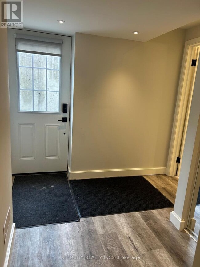 Building Photo - 10 Hopkins Cres