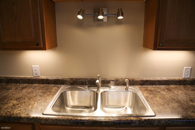 Building Photo - 2 br, 1 bath  - 3249 Central St Apt 1