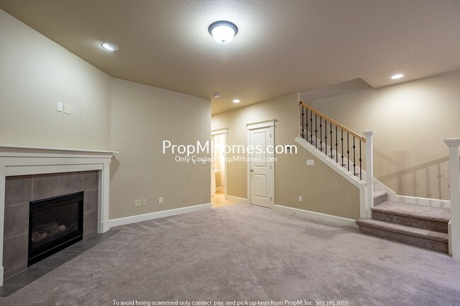 Building Photo - Spacious Home with Modern Amenities and Co...