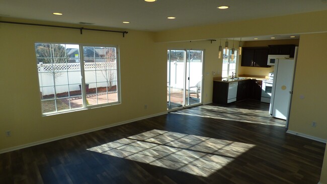 Building Photo - $0 DEPOSIT OPTION! 3 BED WITH LOFT, OPEN F...