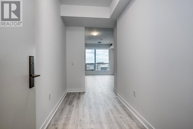 Building Photo - 162 Queens Quay E