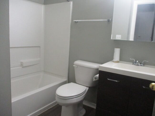 Building Photo - 3 Bed 2 Bath Ranch w/attached garage