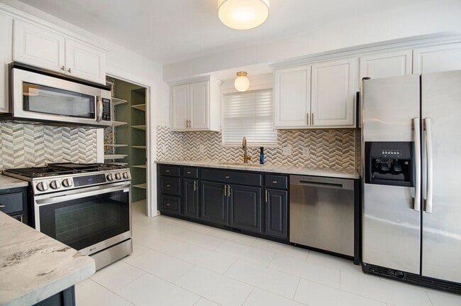 Building Photo - CHARMING 4 BED 2.5 BATH COLONIAL MINUTES F...