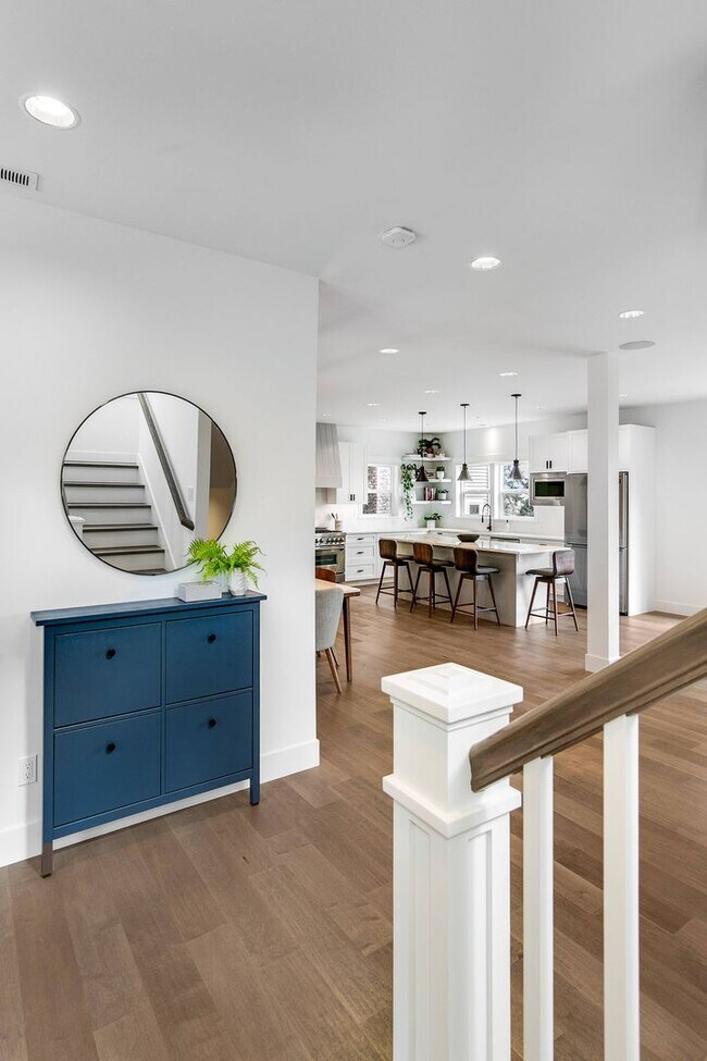 Foto del edificio - Gorgeous 4 Bed/3.5 Bath with Beautiful Fin...