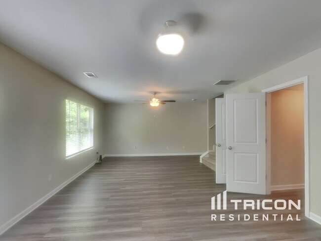 Foto del edificio - 325 Nutwood Trce