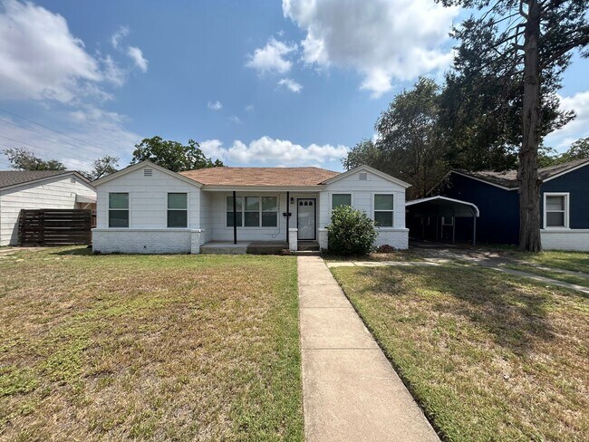 Building Photo - Beautiful Home near Middle School & Park!