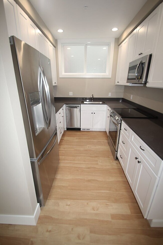 Building Photo - Caspian 3501 3-plex