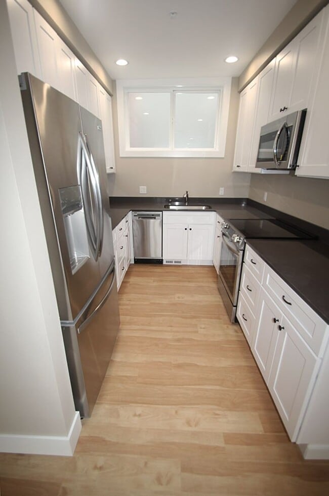 Building Photo - Caspian 3501 3-plex