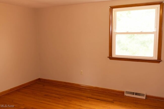 Building Photo - 1330 James Cir